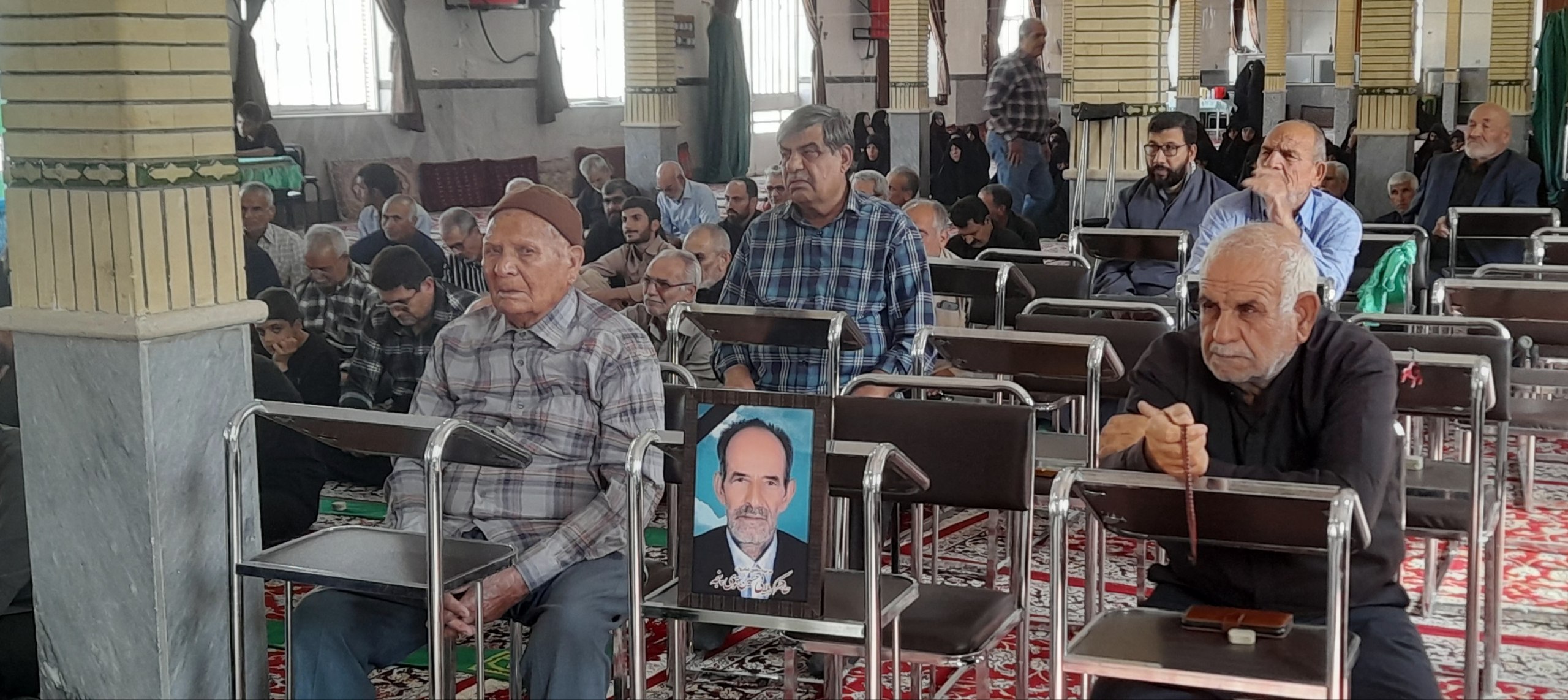 #پدر_شهید 🏴تسلیت درگذشت ابوالشهید مرحوم حاج حسین قویپنجه(پدر شهید والامقام محمد قویپنجه) جای خالیش در نمازجمعه این هفته کسی که هرهفته بر این صندلی نماز خود را اقامه می کرد.امروز جایش در نماز خالی بود.روحش شاد و یادش گرامی باد. 📆جمعه۱۱مهر. ✅روابط عمومی ستاد نمازجمعه شهرستان عشق آباد @eshkabar