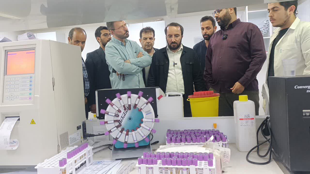 🔰 ارائه خدمات گسترده درمانی و عمرانی بنیاد برکت در عشق‌آباد 🔸 صادق مفرد، معاون توانمندسازی اجتماعی بنیاد برکت، با اشاره به حضور پزشکانی از استان‌های مختلف در بیمارستان سیار عشق‌آباد، گفت: این پزشکان پای‌کار آمده‌اند و خدمات رایگان در بخش‌های مختلف درمانی به مردم ارائه می‌دهند. 🔸 وی افزود: علاوه بر استقرار بیمارستان سیار، گروه‌های پزشکی به‌صورت میدانی روستا به روستا مراجعه کرده و خدمات بهداشتی و درمانی را مستقیماً به مردم ارائه می‌دهند. 🔸 معاون بنیاد برکت همچنین اعلام کرد: به‌زودی بنیاد در حوزه تأمین آب شهرستان نیز ورود خواهد کرد و طرح‌هایی برای بهبود وضعیت آبرسانی منطقه اجرا خواهد شد. #بنیاد_برکت ┄┅═☫ عشق آبادخبر ☫═┅┄ @eshkabar