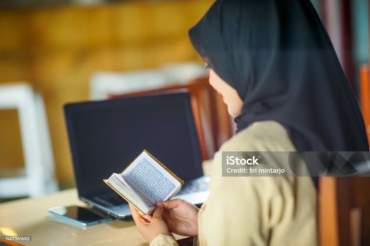 🔸آموزش حفظ قرآن در قلب آمریکا/ آغاز ساخت مسجد ۱۲ میلیون دلاری در اوهایو 🔹در ایالت اوهایو، دانش‌آموزان یک مدرسه اسلامی علاوه بر دروس معمول، حفظ کامل قرآن کریم را هم می‌آموزند. مؤسسان این مرکز آموزشی ـ که به‌تازگی پروژه ساخت مسجد و مدرسه‌ای ۱۲ میلیون دلاری را آغاز کرده‌اند ـ می‌گویند هدفشان پرورش نسل‌هایی است که علم و ایمان را در کنار هم دارند. 🔹این پروژه که در مرکز اسلامی شهر «میسون» اجرا می‌شود، با استقبال مسلمانان و حتی شماری از غیرمسلمانان منطقه روبه‌رو شده است. برگزارکنندگان امیدوارند این مسجد و مدرسه جدید، به مرکزی برای ترویج همزیستی مسالمت‌آمیز و تقویت ارتباط نسل جوان با قرآن و ارزش‌های معنوی تبدیل شود. @eshkabar