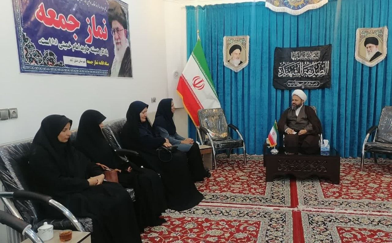 #هفته_کتابخوانی ✅به مناسبت هفته کتاب و کتابخوانی،سرکار خانم ایلخانی(سرپرست کتابخانه عمومی شهرستان) به همراه جمعی از کتابداران با امام جمعه محترم شهرستان عشق آباد(حضرت حجت الاسلام والمسلمین حاج آقای تهرانی پور) دیدار و گفتگو کردند. ✅روابط عمومی نهاد امامت جمعه شهرستان عشق آباد @eshkabar