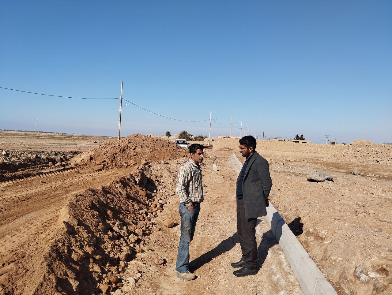 ✍️ بازدید بخشدار از پروژه عمرانی روستای غنی‌آباد دکتر آخوندزاده، بخشدار مرکزی، از عملیات خاکبرداری خیابان منتهی به شهرک بهزیستی روستای غنی‌آباد که توسط شرکت تعاونی دهیاری‌ها در حال اجراست، بازدید کرد. در این بازدید، روند اجرای پروژه با رئیس شورای اسلامی روستا مورد بررسی قرار گرفت. @eshkabar