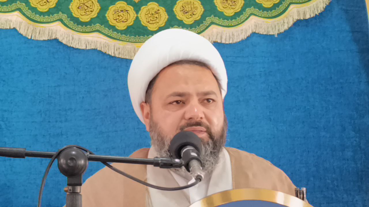 حجت‌الاسلام والمسلمین جناب آقای تهرانی‌پور امام جمعه محترم شهرستان عشق‌آباد روز پدر، بهانه‌ای ارزشمند برای قدردانی از دل‌های بزرگی است که بی‌ادعا پناه می‌شوند و بی‌وقفه راه می‌نمایانند؛ مردانی که پدری را نه‌تنها در خانواده،بلکه در قامت هدایت، دلسوزی و مسئولیت‌پذیری اجتماعی معنا می‌کنند. بی‌تردید حضرت‌عالی برای مردم شهرستان عشق‌آباد،صرفاً یک امام جمعه نیستید؛بلکه پدری معنوی، تکیه‌گاهی مطمئن و صدایی آرامش‌بخش در مسیر حق و حقیقت به شمار می‌آیید. نگاه پدرانه،سعه‌صدر،اخلاق نیکو و قلبی سرشار از ایمان در وجود شما، همواره مایه امنیت، آرامش و دلگرمی مردم و خدمتگزاران این دیار بوده است. ما به داشتن چنین پدر معنوی فرزانه‌ای صمیمانه می‌بالیم؛ پدری که با حکمت، اخلاص و دلسوزی،راه را نشان می‌دهد و با کلام و عمل خویش،چراغ هدایت جامعه است. این روز خجسته را با نهایت احترام و محبت خدمت حضرت‌عالی تبریک عرض نموده و از درگاه خداوند متعال، سلامتی،عزت، طول عمر باعزت و توفیق روزافزون شما را مسئلت داریم با احترام و ارادت شوراهای اسلامی شهرستان، شهر،بخش‌های مرکزی و کوه‌یخاب،شوراهای اسلامی روستا و دهیاران شهرستان عشق‌آباد @eshkabar