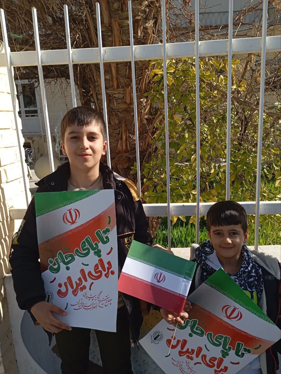 صلابتِ نگاه‌ها روایت می‌کند: «ما از این میهن، یک لحظه هم جدا نمی‌شویم». تا پای جان برای ایران عماد و فواد علی پور @eshkabar