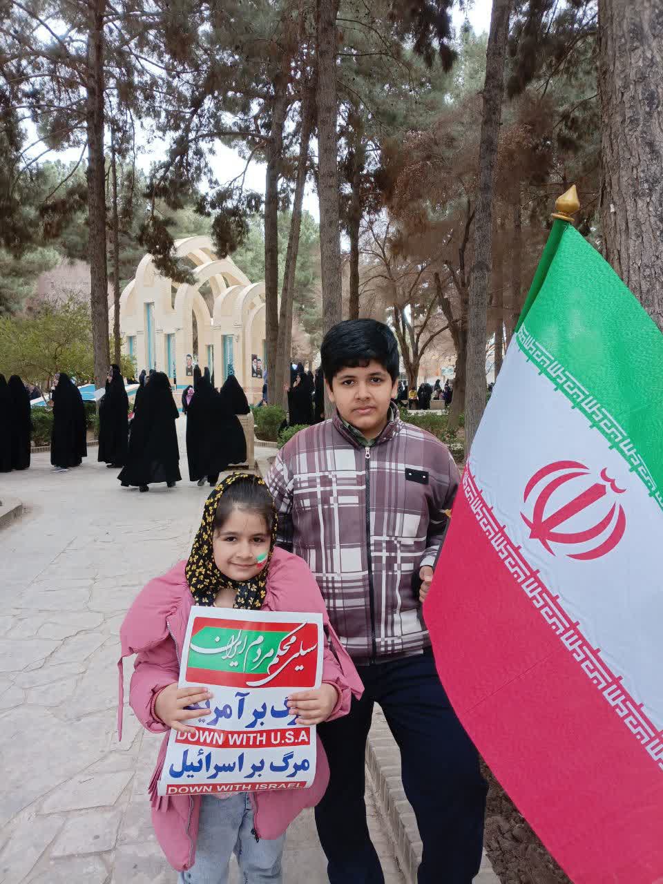 محمد امین حسینی و فاطمه حسینی فرزند عشق آباد راهپیمایی ۲۲ بهمن شهرستان اردکان @eshkabar
