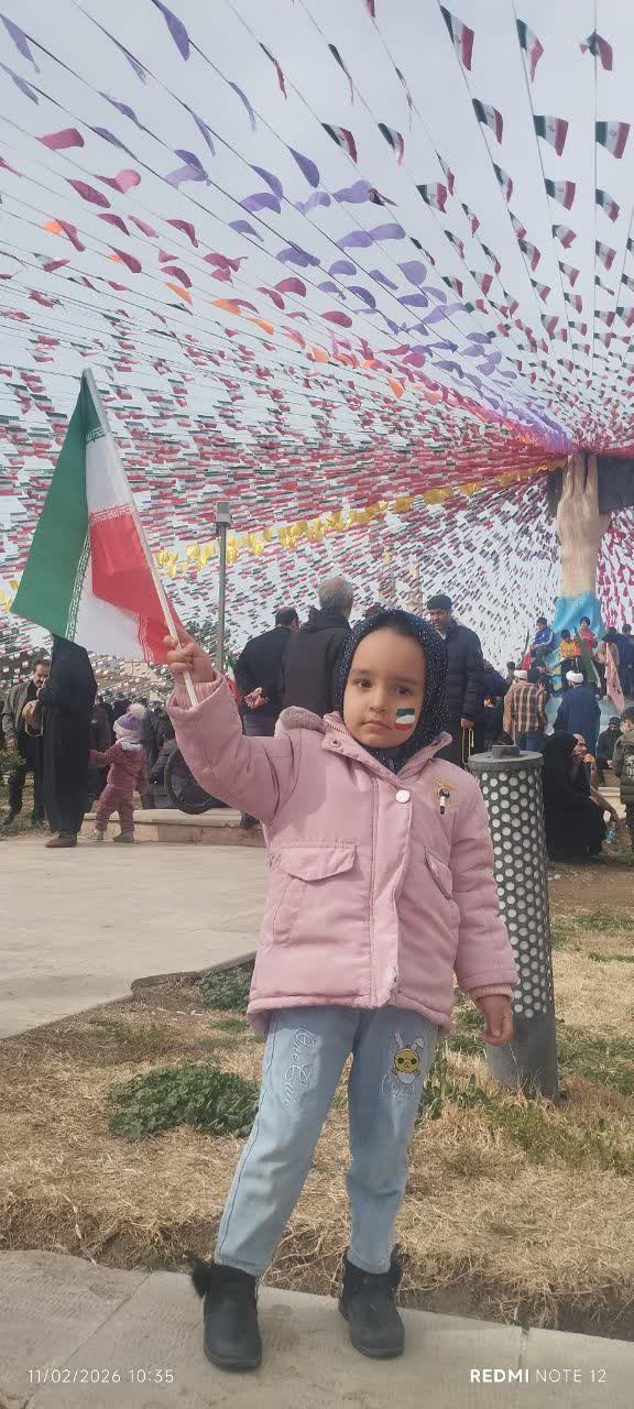 صلابتِ نگاه‌ها روایت می‌کند: «ما از این میهن، یک لحظه هم جدا نمی‌شویم». هانا محمدپور ....از پاکدشت @eshkabar